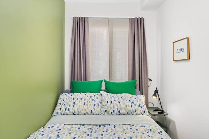 Izba 3 s manželskou posteľou. Zatemňovacie závesy.