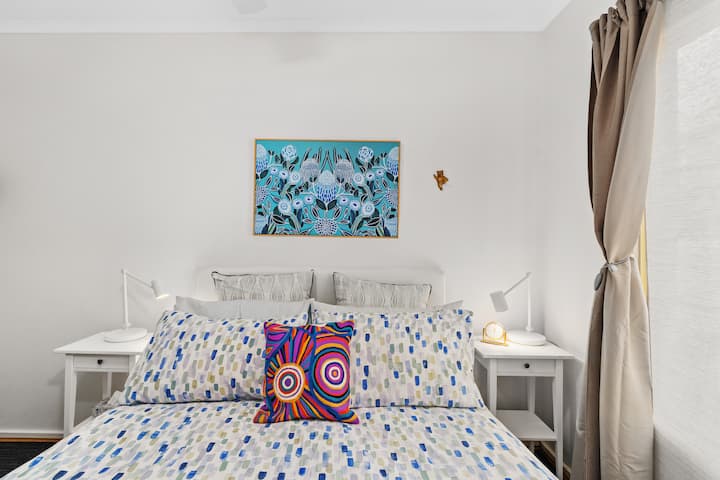 Izba 2 : zatemňovacie závesy , posteľ veľkosti Queen s nabíjacími lampami USB a hromadami úložného priestoru. 