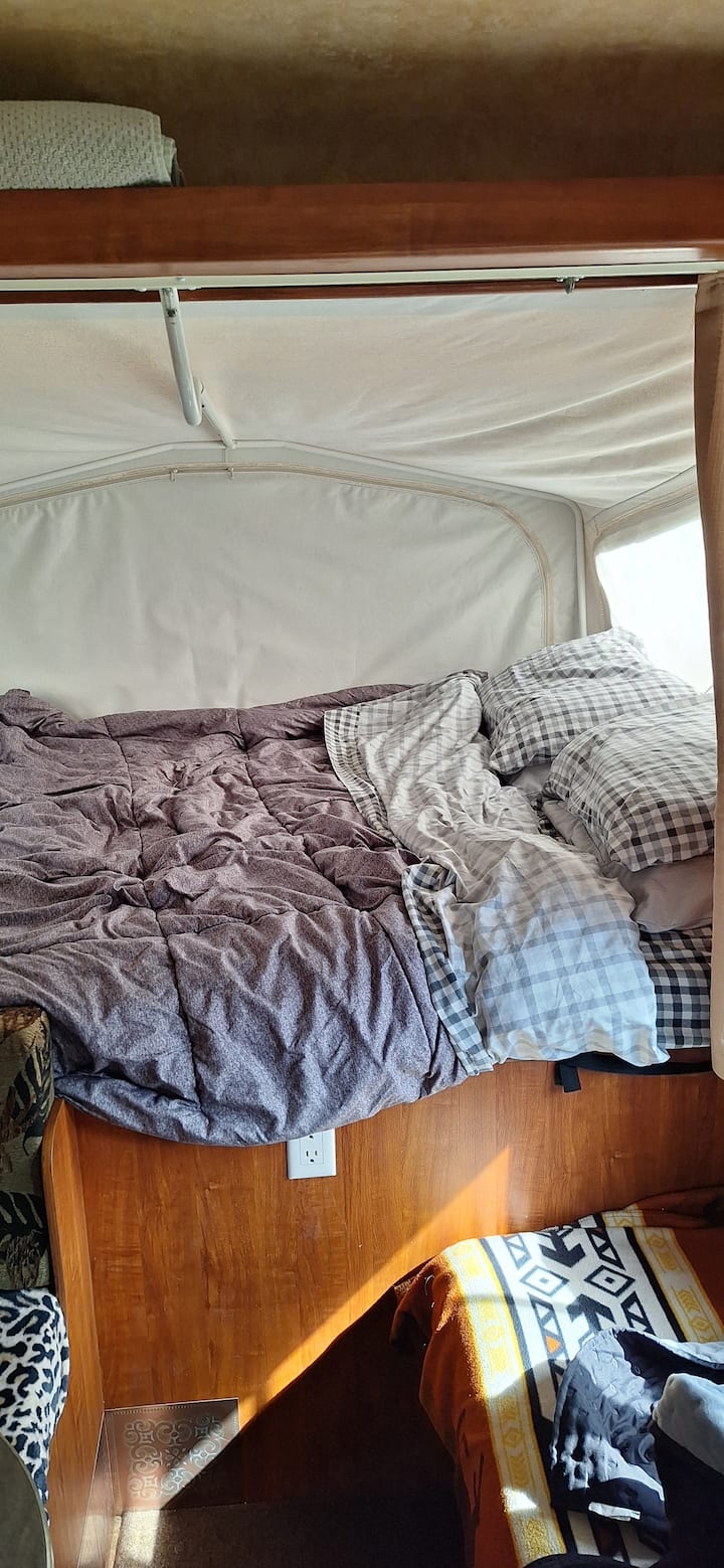 一侧是标准双人床