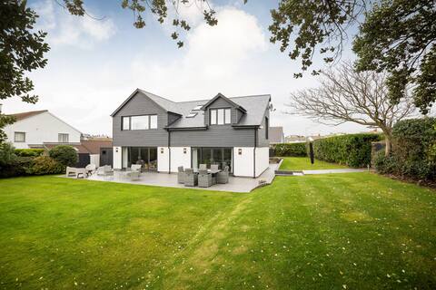 Spacious holiday house close to beach