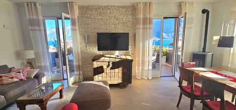 Luxury lake view apartment 130 square meters in the center of Limone