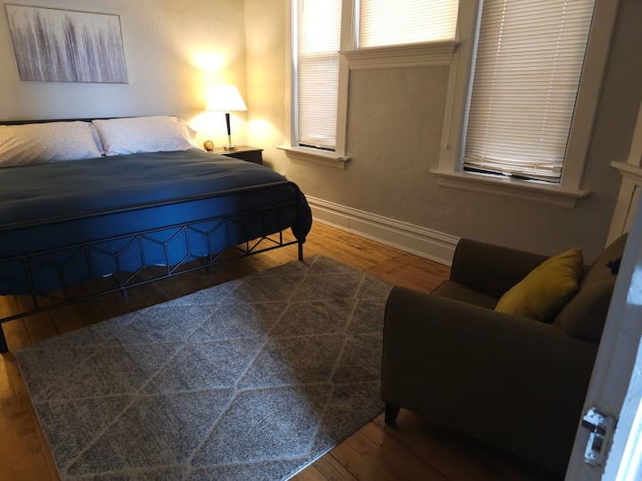 Легло с кралски размер. Много естествена светлина. 