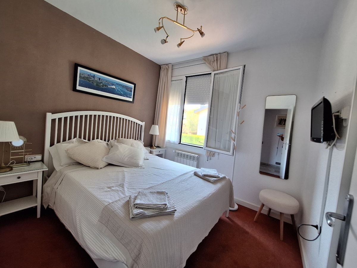 Una cama doble de 1,60 x 2 metros. Con armario y TV incorporados. Con aire acondicionado individual