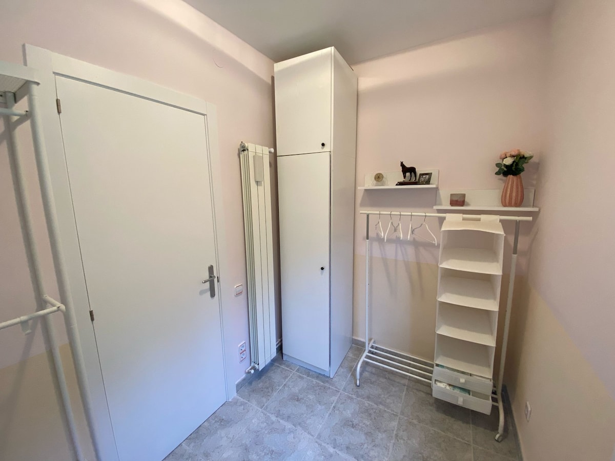 Espacio alternativo: chaquetas, maletas, cuna de viaje, cama...