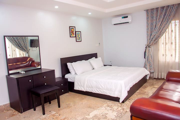 在我们的第三间卧室享受舒适和放松