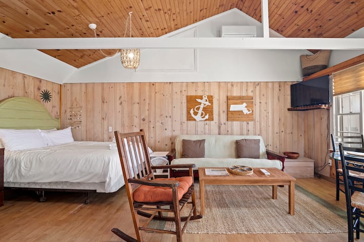 True Beach Front On Pleasant Beach- Studio - South Yarmouth, MA