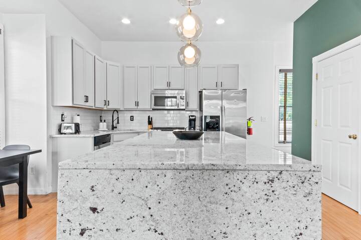 Italian Village- Short North Home- private parking gallery image 5