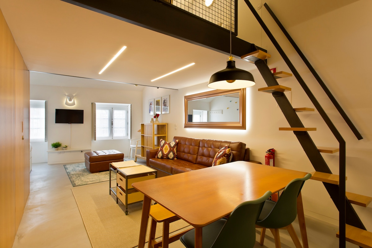 Този апартамент, пълен с декоративни детайли и уникални произведения на изкуството, и оборудван с висококачествени функционални мебели, насърчава удобно и изискано изживяване.