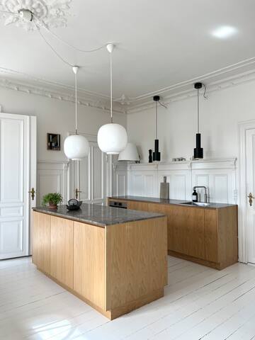 4 bedrooms in famous street with sunny balcony gallery image 3