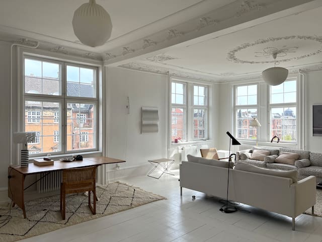 4 bedrooms in famous street with sunny balcony