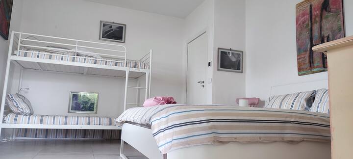 Chambre avec un lit double et un lit superposé