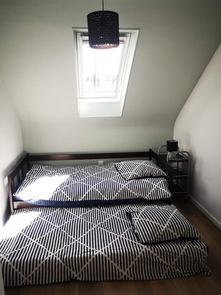 Chambre passante avec lit gigogne pour deux enfants