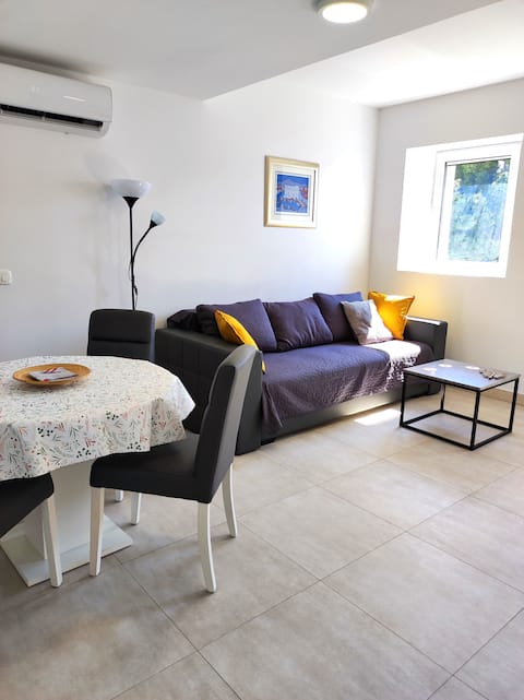 Successful Airbnb property: VitaVi - spacious apt by the sea, near surf spots in Općina Orebić