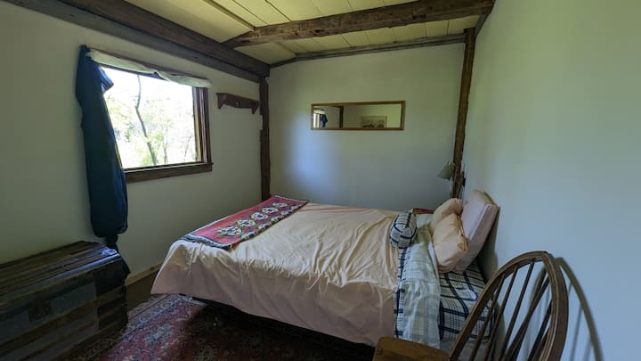1 queen bed with south facing view.