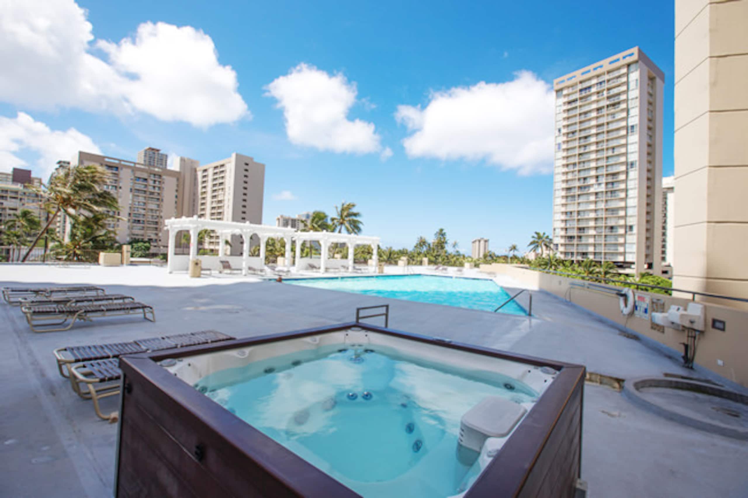 Condo in Honolulu · ★4.83 · Studio · 2 beds · 1 bath - Image 7