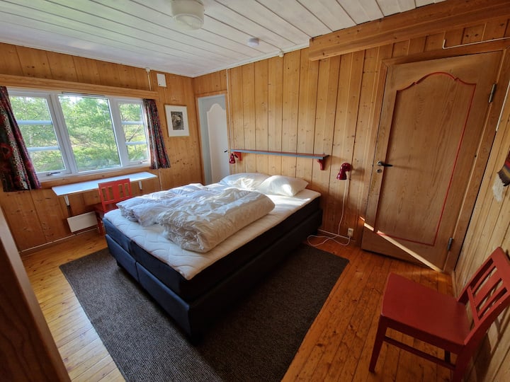 带卫生间的卧室。双人床150厘米。