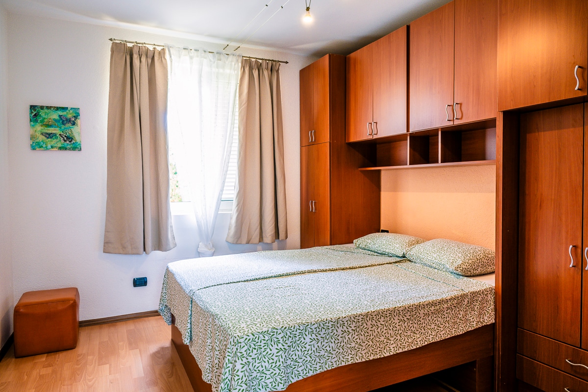 החדר מצויד במיטה לשני אנשים וארון בגדים גדול ומרווח.