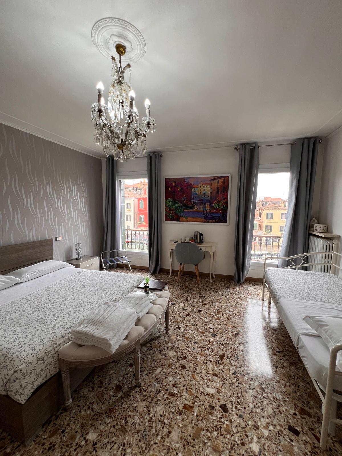 房间宽敞，有两个阳台，可俯瞰运河。 