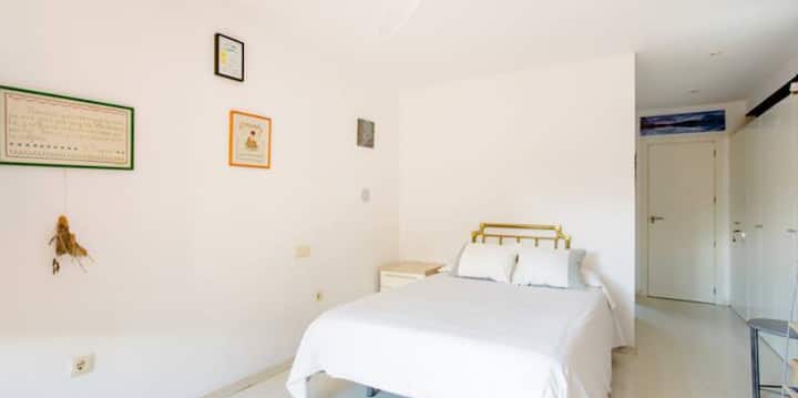 ห้องนอนพร้อมเตียงขนาด 135 ซม. และเตียงขนาด 90 ซม.