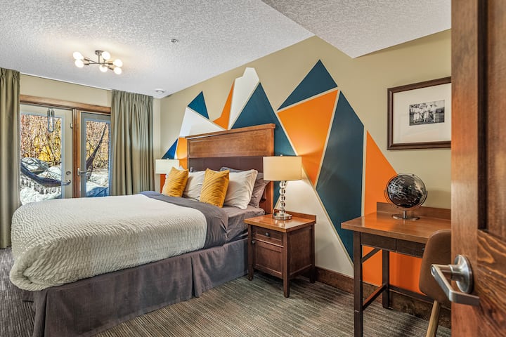 Family & Group Oasis: Hot Tub/walk To Food & Shops - Canmore