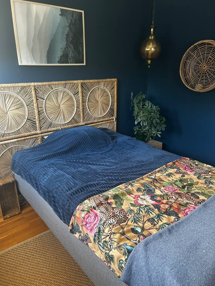 Chambre pour 1 à 2 personnes avec un lit de 120 cm. Une échelle et des crochets pour suspendre des vêtements. Utilisé comme chambre d'amis normalement. Store roulant pour occultation.