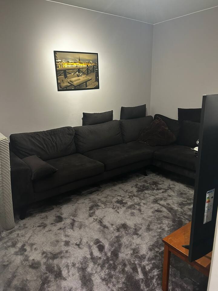 Salon, salon au sous-sol. Télévision, puzzles, jeux de société disponibles.