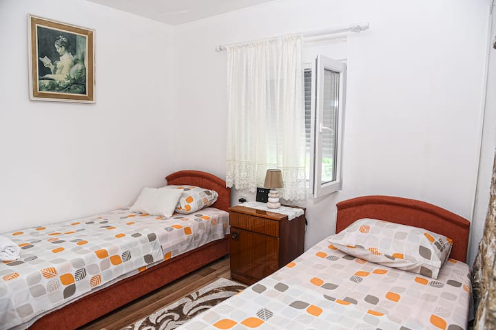 Მეორე საძინებელში არის ორი ერთადგილიანი საწოლი, ასევე, სუფთა თეთრეული