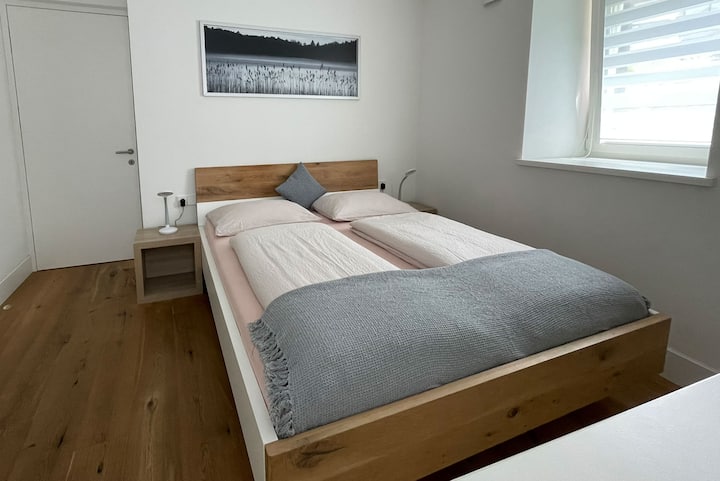 Спална соба со брачен кревет (широк 150-179