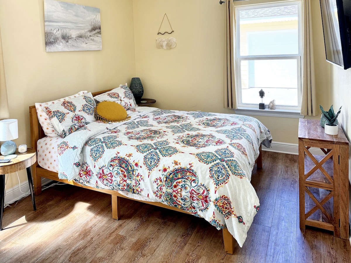 Spálňa s manželskou posteľou na prízemí domu. Všetky spálne v dome majú všetko vybavenie, ktoré by ste očakávali od luxusného hotela: televízory s veľkou obrazovkou s rozlíšením 4K so streamovacími službami, ľahko prístupné zásuvky a vyhradená kúpeľňa.