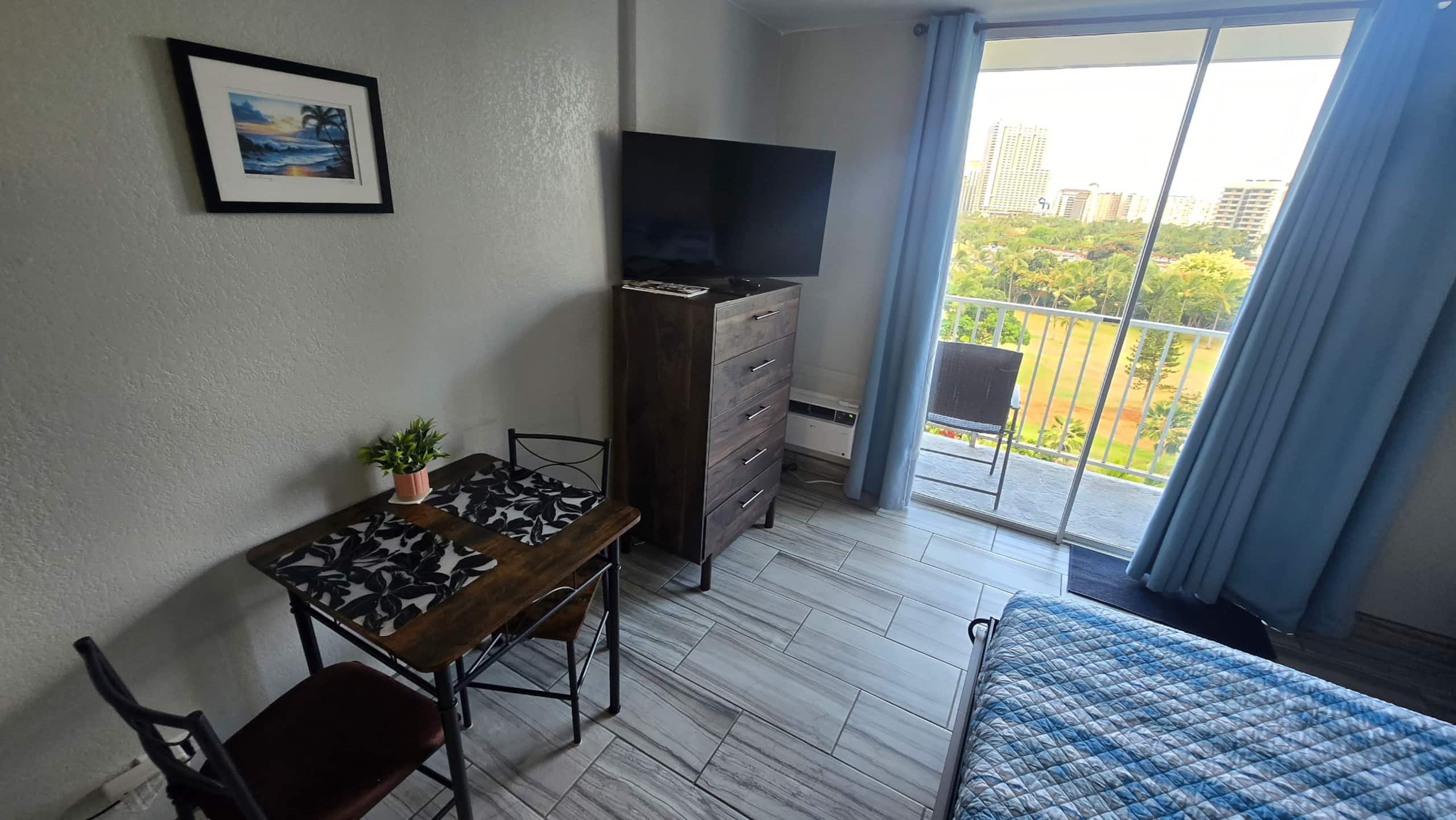 Condo in Honolulu · ★4.88 · Studio · 1 bed · 1 private bath - Image 6