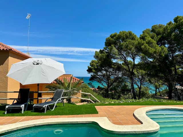 Sea view Villa with pool for 9 persons.