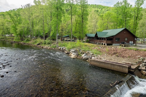 Fall Foliage Cabin|HOTTUB|KING|RIVERFRONT|EV|HIKE