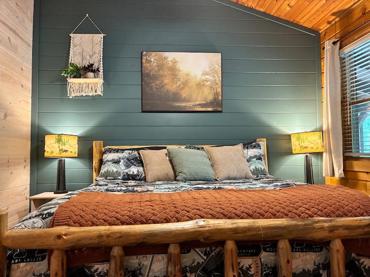 Dormitorio tamaño king recién pintado 