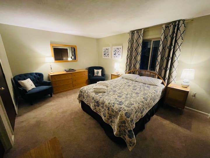 Manželská posteľ a televízor