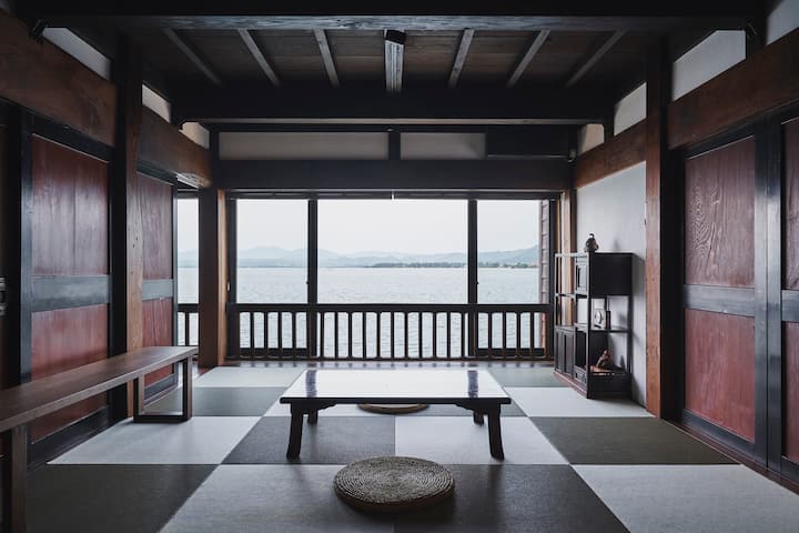 هذه هي الغرفة الأمامية عند دخولك من الباب الأمامي.