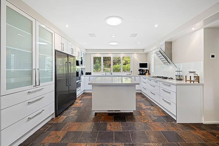 Luxury Home with a spectacular view gallery image 3