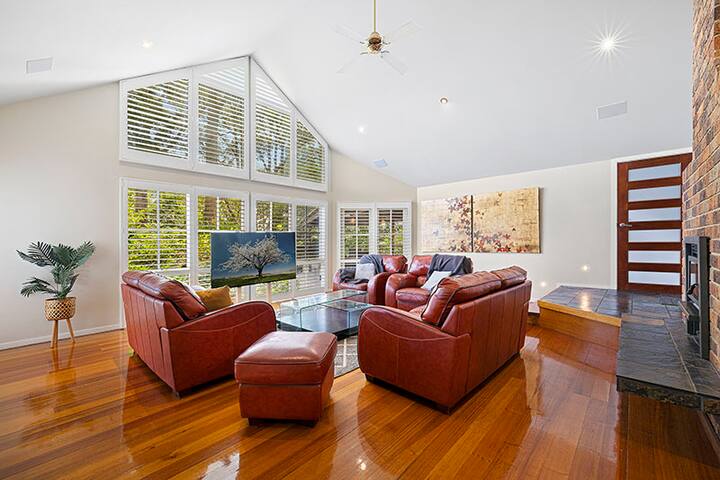 Luxury Home with a spectacular view gallery image 4