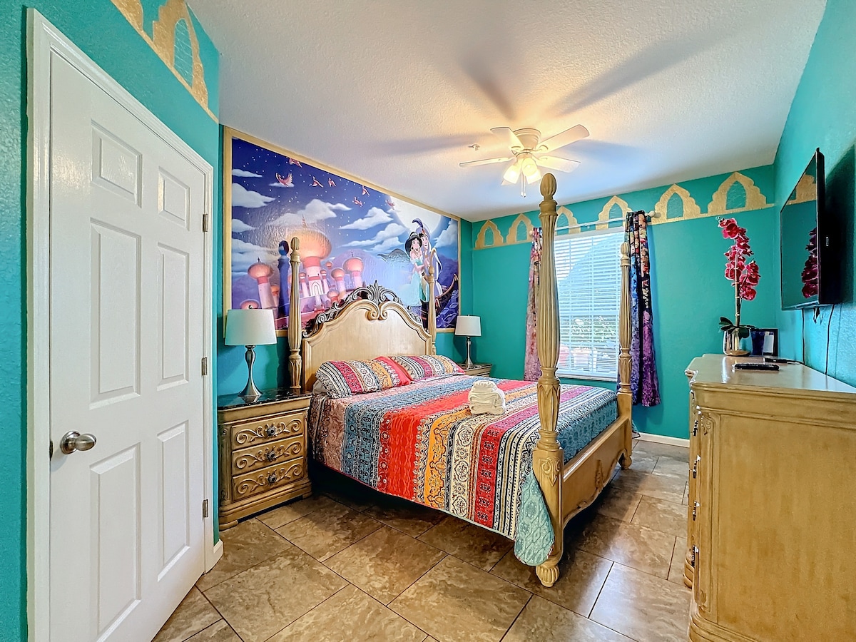 在这个阿拉伯夜晚的阿拉丁主题主卧套房中享受被带走的乐趣，在漫长的一天后完美无缺。  