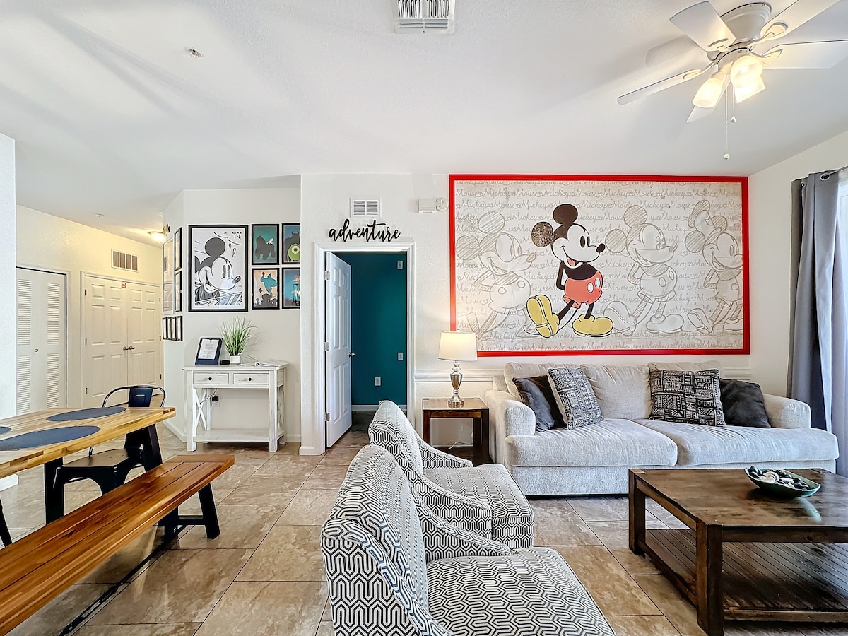 放松身心，在米奇主题客厅观看电影。