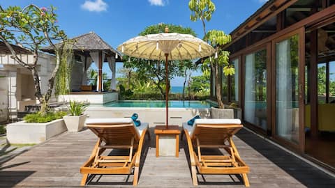 Beachfront 2-Bedroom Villa with Pool & Breakfast