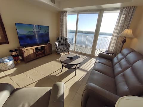 Popular Airbnb listing: LARGE Lake View Condo 2 KINGS 2 BATHS near DISNEY in Lake Buena Vista