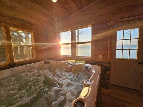 Green Bay/Door County Waterfront 3BR Hot Tub