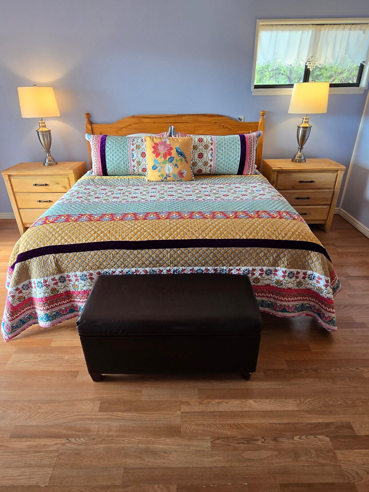 ห้องนอนใหญ่เตียงคิงไซส์