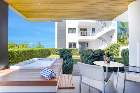 1 Bedroom Luxury Condo Seconds to Beach + Terrace & Hot Tub