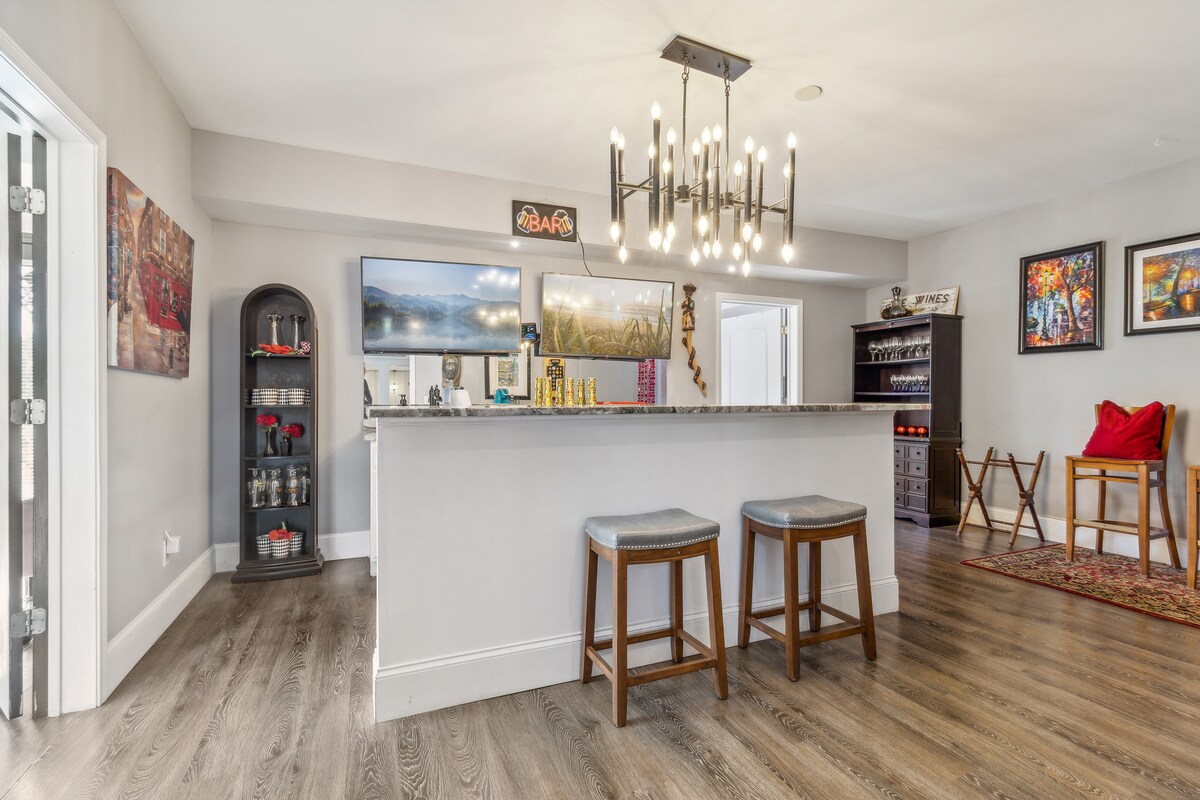Upscale  Retreat with copper tub & fabulous bar