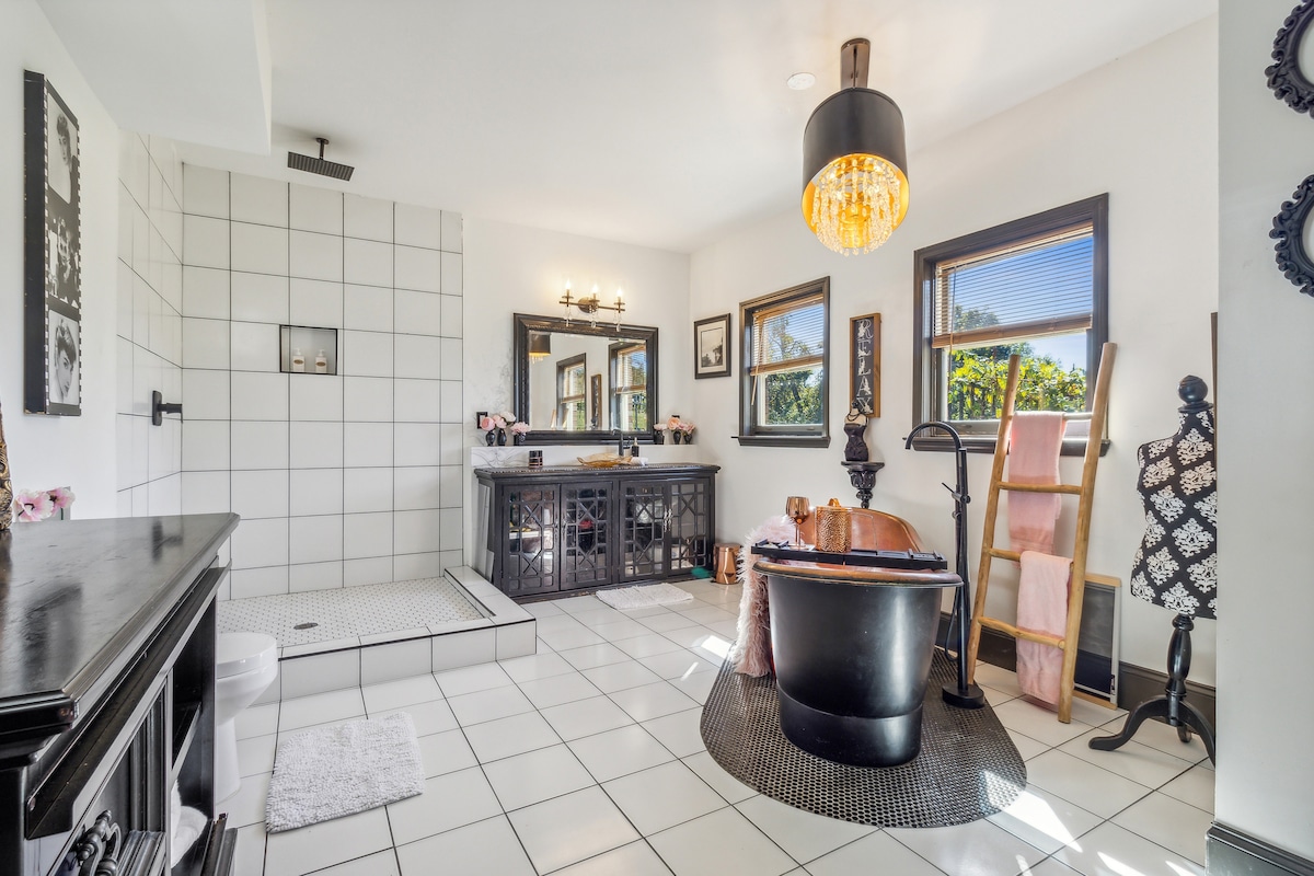 Upscale  Retreat with copper tub & fabulous bar