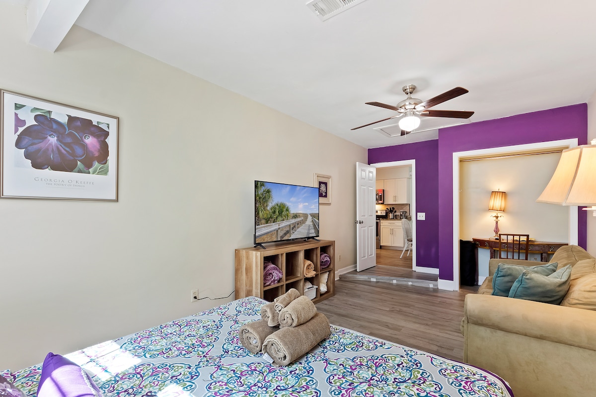 Spavaća soba 4 s ogromnim pametnim televizorom, potpuno novim 2024. godine i umivaonikom za šminkanje ili radnom stanicom