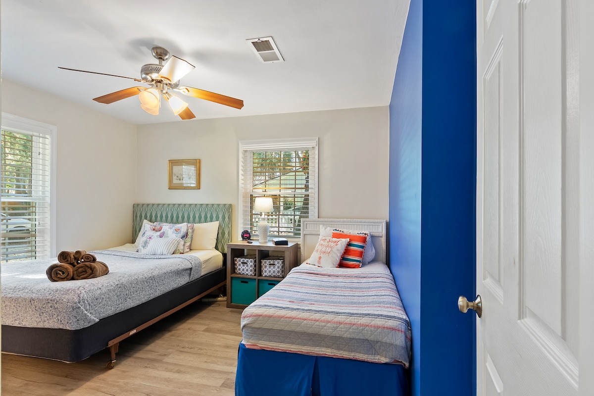 Spavaća soba s 2 kraljice, dvostruki i golem Smart TV