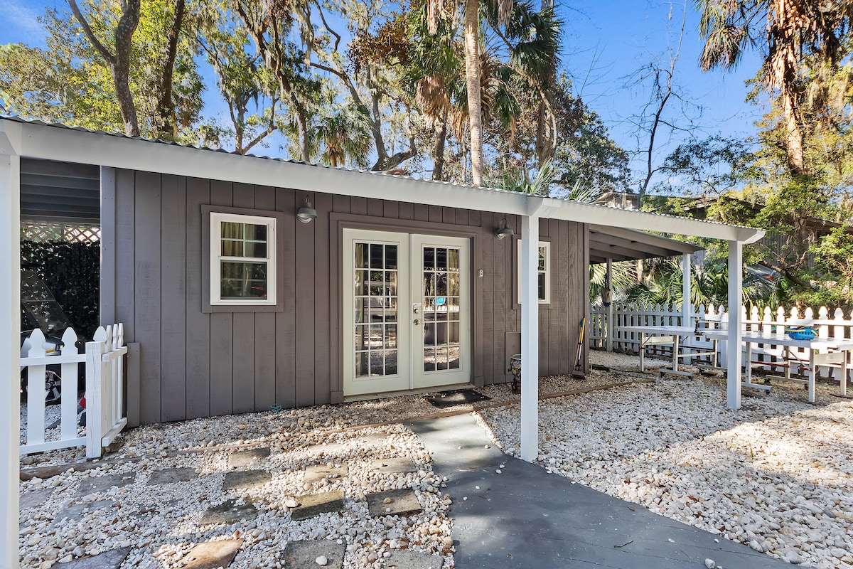 Kad izađete iz praonice rublja/kuhinje, ova vas staza vodi do kuće na kat.  Krajnje lijevo vodi do mjesta gdje se nalaze vanjski tuš, kolica za golf i kolica za gorila i na Drive Way lijevo od ulaznih vrata ili kolnog prilaza 2