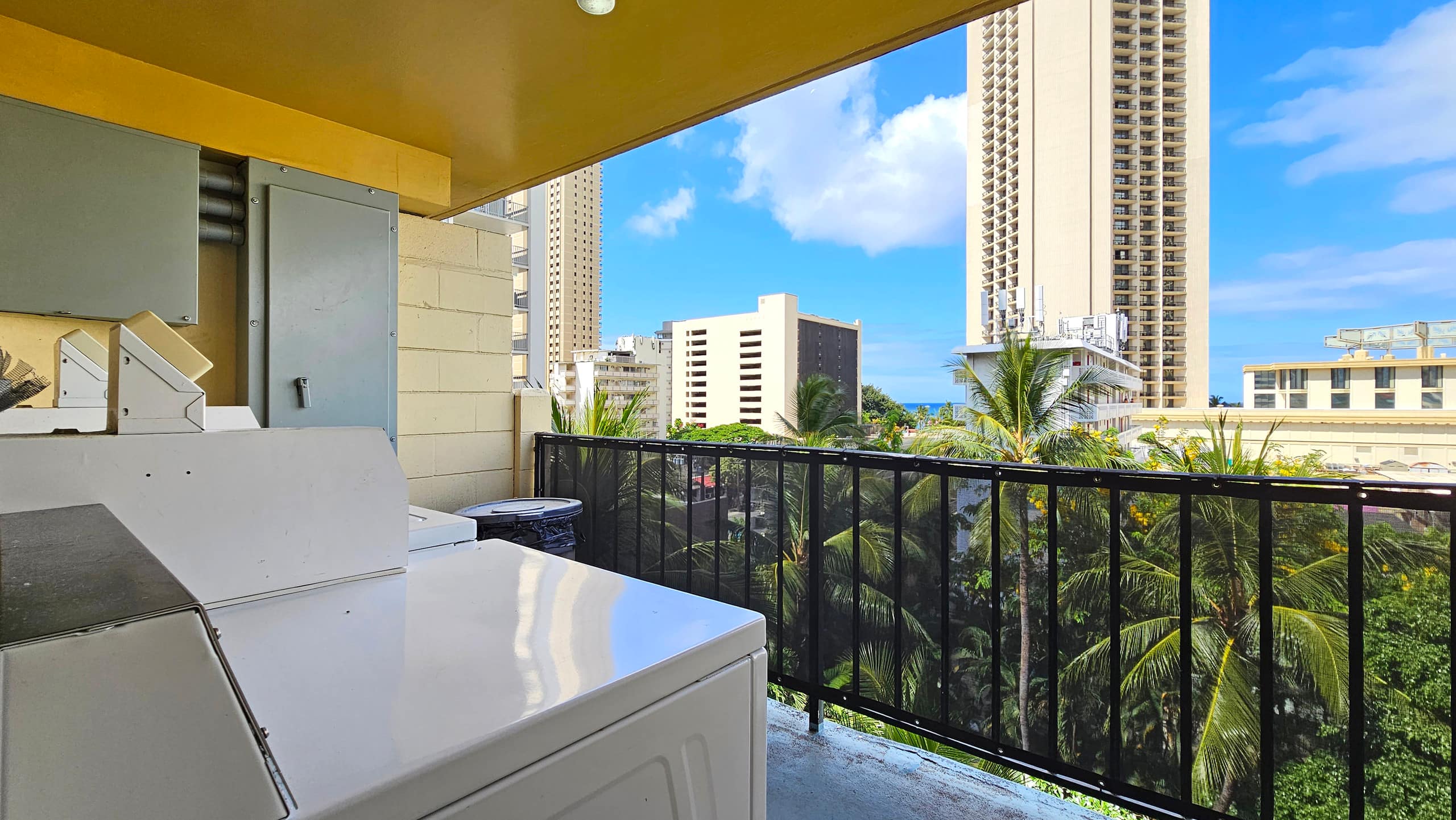 Condo in Honolulu · ★4.61 · Studio · 1 bed · 1 private bath - Image 12